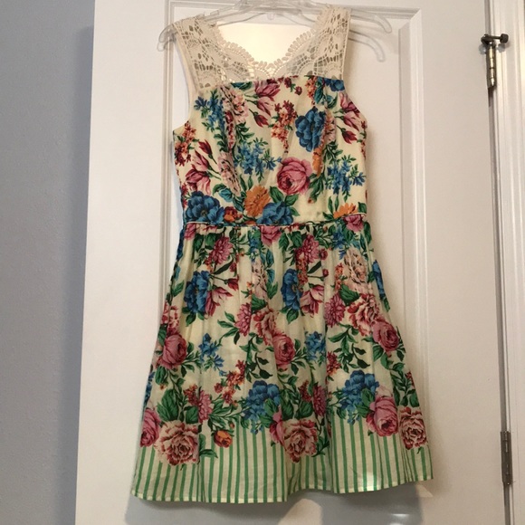 Vintage-inspired Floral Dress - Picture 1 of 4